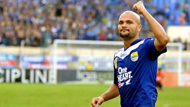 Sergio Van Dijk saat bermain menggunakan kostum Persib Bandung. Foto: @serginhovandijk/Twitter