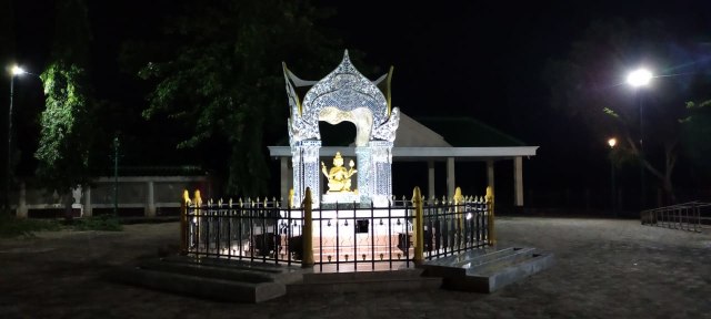 Melihat Patung Buddha Dewa Empat Muka, Asli dari Thailand di Tuban, Jawa Timur (95255)