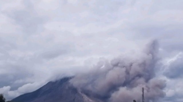Gunung Sinabung di Kabupaten Karo, Sumatera Utara kembali meluncurkan awan panas pada Kamis, berdasarkan pantauan Pusat Vulkanologi dan Mitigasi Bencana Geologi (PVMBG). Foto: ANTARA/HO