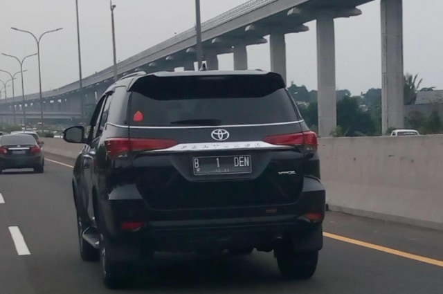 Viral Toyota Fortuner Pelat Nomor B 1 DEN, Punya Joe Biden? (42027)