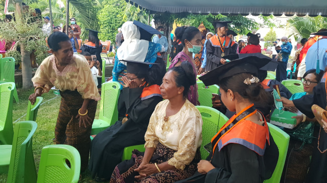 Momen Mengharukan Orang Tua Pindahkan Tali Toga di Wisuda Unipa Maumere (473868)