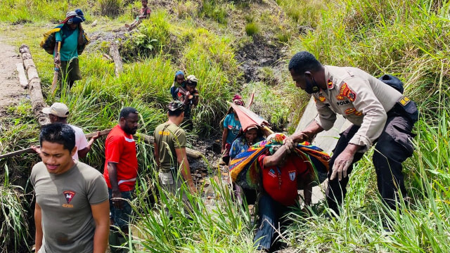 Polisi dan Warga di Distrik Sinak, Puncak Papua Perbaiki Jembatan Rusak (64551)