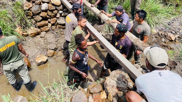 Polisi dan Warga di Distrik Sinak, Puncak Papua Perbaiki Jembatan Rusak (64552)