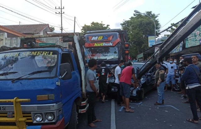 Diduga Rem Blong, Truk Seruduk 11 Kendaraan di Kota Batu