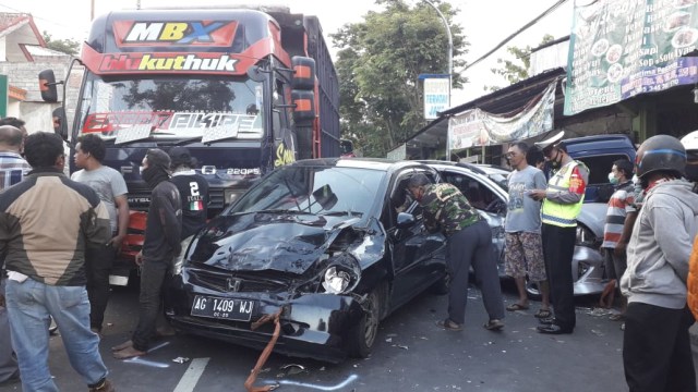 Sejumlah mobil ringsek parah akibat dihantam Truk Fuso yang mengalami rem blong di jalan turunan di Jalan Trunojoyo, Songgokerto, Kota Batu, pada Sabtu (7/11/2020). Foto: Satlantas Polres Batu