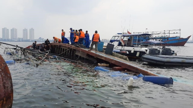 Proses pencarian ABK KM Bina Rejeki yang tenggelam. Foto: Dok. Humas Kantor Pencarian dan Pertolongan Jakarta