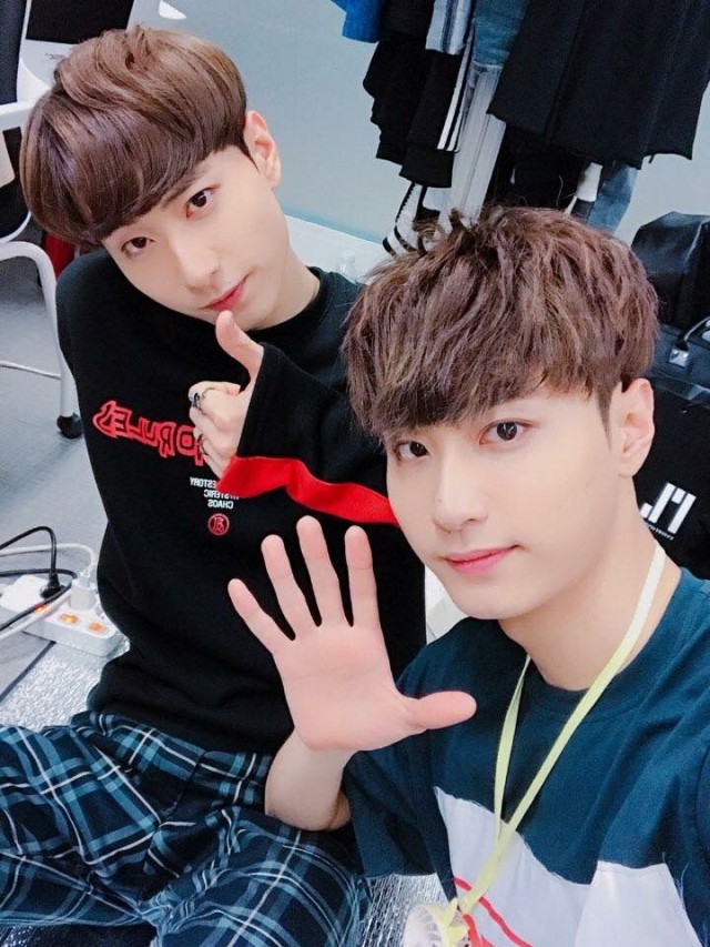 Xion Oneus dan 4 Idol Kpop yang Punya Kembaran, Gemas! (42729)