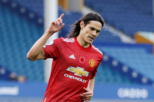 Selebrasi pemain Manchester United Edinson Cavani usai mencetak gol ke arah gawang Everton pada pertandingan lanjutan Premier League di Goodison Park, Liverpool, Inggris, Sabtu (7/11). Foto: Clive Brunskill/Pool/REUTERS