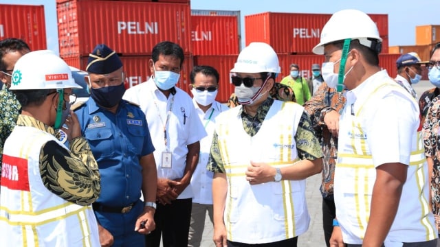 Mendes PDTT Pantau Program Tol Laut di Pelabuhan Bima, NTB (237763)