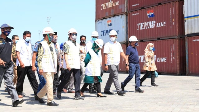 Mendes PDTT Pantau Program Tol Laut di Pelabuhan Bima, NTB (237762)