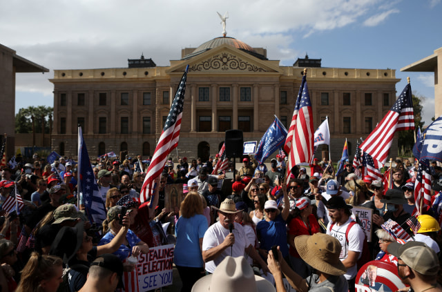 Pendukung Presiden AS Donald Trump melakukan protes di depan Arizona State Capitol di Phoenix setelah pemilihan presiden AS 2020 dimenangkan Joe Biden, Sabtu (7/11).
 Foto: JIM URQUHART/REUTERS