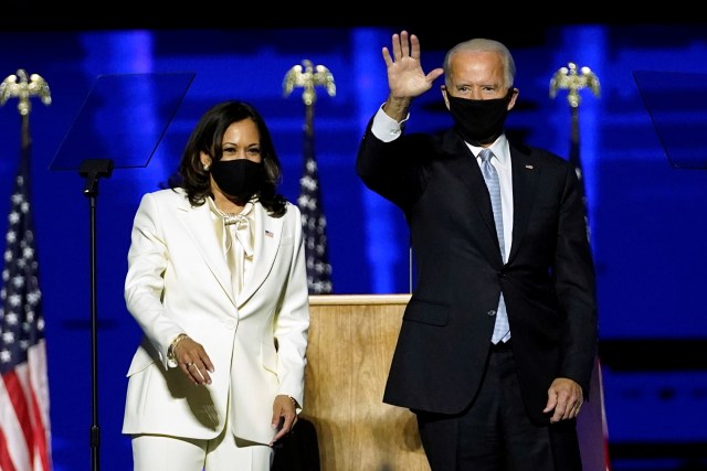 Joe Biden dan Kamala Harris menyapa pendukung saat akan menyampaikan Pidato kemenangan di Pemilu AS 2020 di di Wilmington, Delaware, pada Sabtu (7/11). Foto: POOL/REUTERS