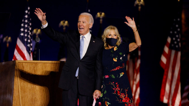 Calon presiden AS dari Partai Demokrat 2020 Joe Biden dan istrinya Jill, setelah media berita mengumumkan bahwa Biden telah memenangkan pemilihan presiden AS 2020. Foto: Jim Bourg/REUTERS