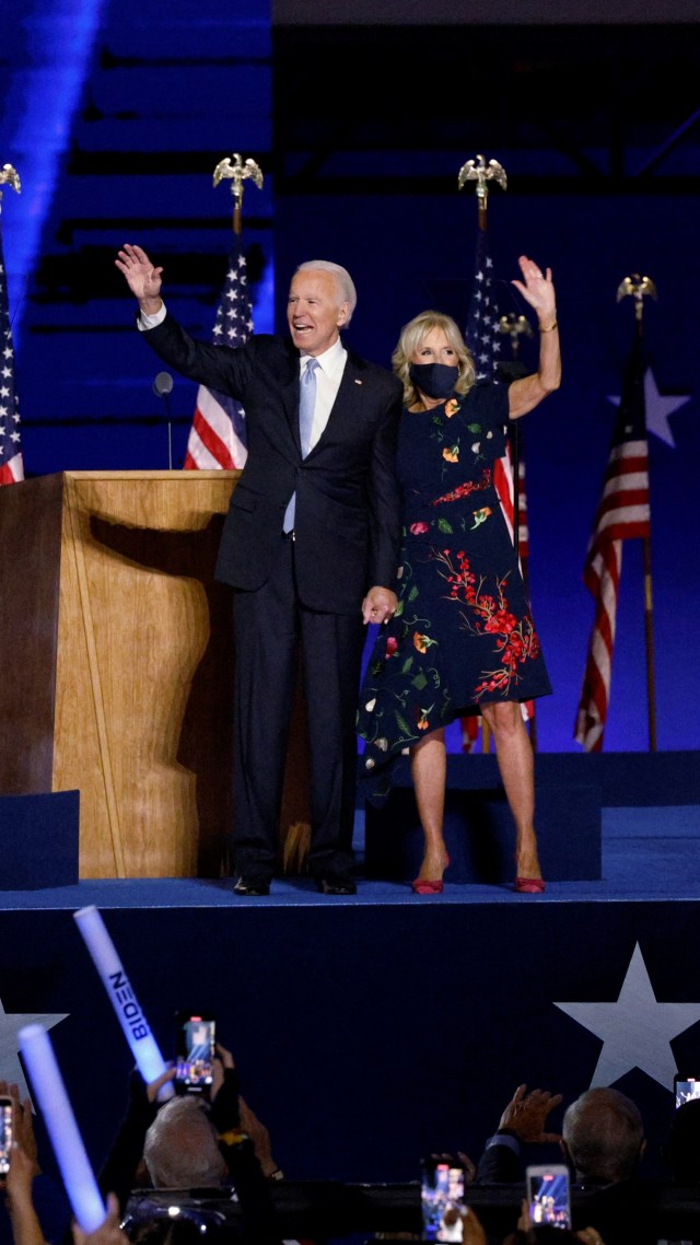 Calon presiden AS dari Partai Demokrat 2020 Joe Biden bersama istrinya Jill, setelah media berita mengumumkan bahwa Biden telah memenangkan pemilihan presiden AS 2020. Foto: Jonathan Ernst/REUTERS
