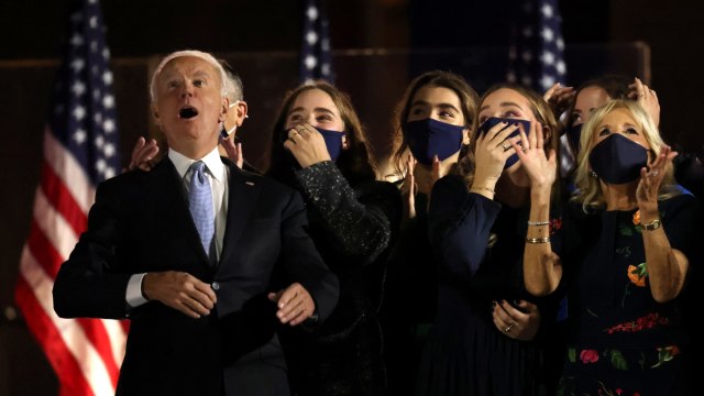 Calon presiden AS dari Partai Demokrat 2020 Joe Biden bersama keluarganya, merayakan kemenangannya di Pemilu AS 2020. Foto: Jonathan Ernst/REUTERS