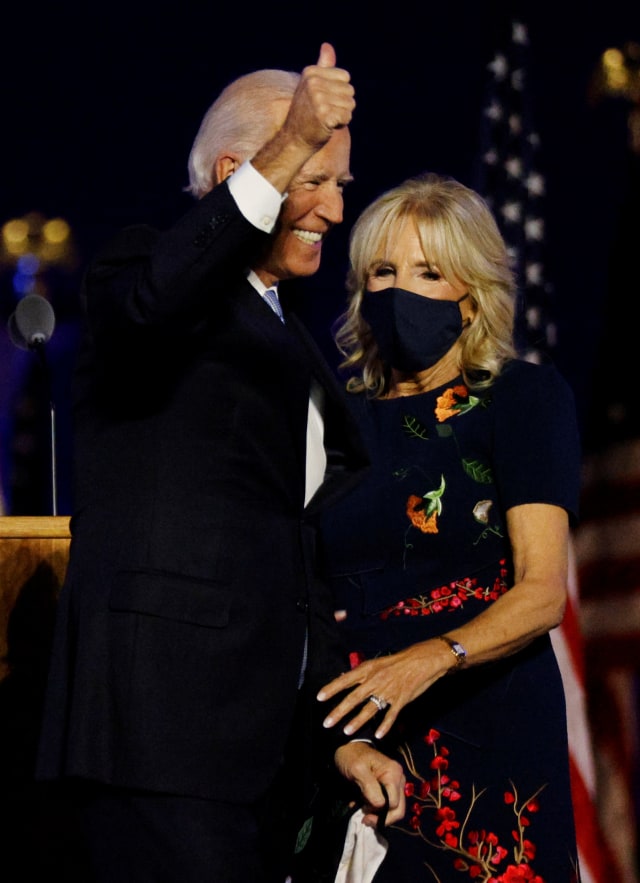 Calon presiden AS tahun 2020 dari Partai Demokrat Joe Biden, bersama istrinya Jill Biden, merayakan kemenangannya di Pemilu AS 2020. Foto: Jim Bourg/REUTERS