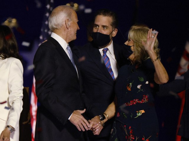 Joe Biden bersama putranya Hunter dan istrinya Jill, merayakan kemenangannya di Pemilu AS 2020. Foto: Jim Bourg/REUTERS