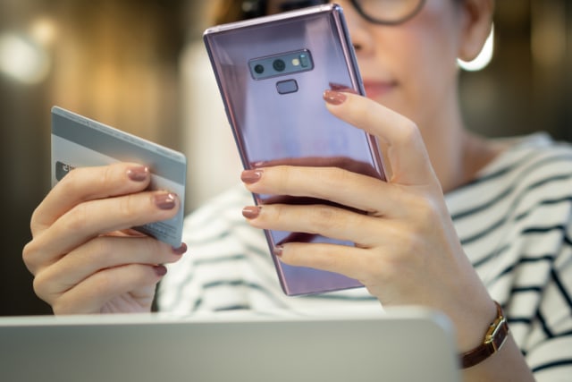 Ilustrasi bertransaksi menggunakan mobile banking. Foto: Shutterstock