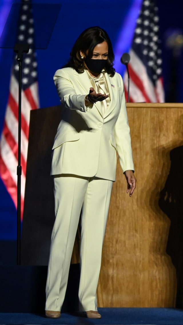 Calon wakil presiden AS dari Partai Demokrat 2020 Kamala Harris berbicara di panggung pidato di Wilmington, Delaware, Sabtu (7/11). Foto: JIM WATSON/AFP