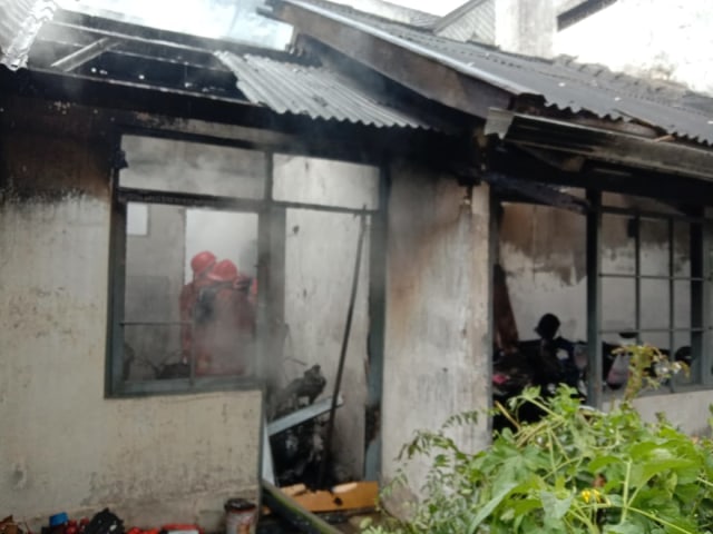 Kondisi rumah warga di Jalan Danau Ranau Sawojajar Kota Malang usai terbakar, pada Minggu (8/11/2020), sekitar pukul 14.00 WIB. Total, ada 4 unit motor terbakar habis. Foto: Ulul Azmy