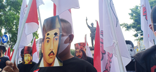 Sambut Hari Pahlawan, Ratusan Pemuda Kibarkan Bendera Merah Putih (89027)