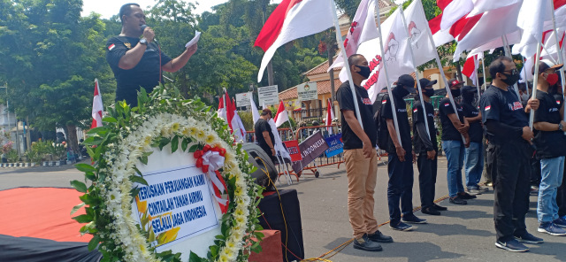 Sambut Hari Pahlawan, Ratusan Pemuda Kibarkan Bendera Merah Putih (89028)