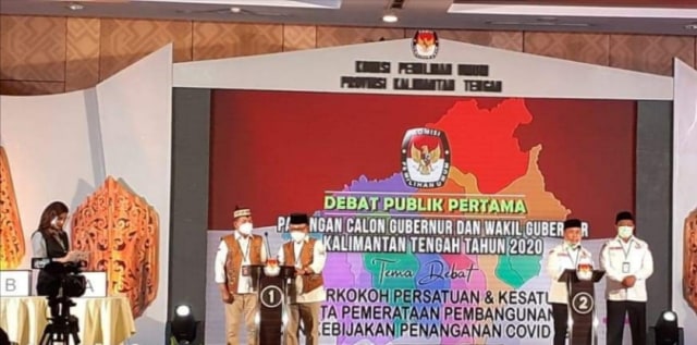 Dua Paslon Gubernur dan Wakil Gubernur Kalimantan Tengah dalam kegiatan debat pertama, Sabtu (7/11). ﻿