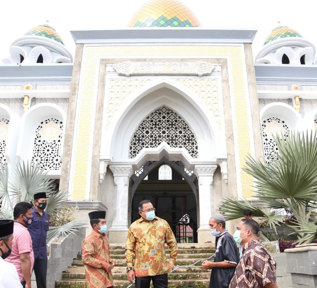 Bupati Muba Dr Dodi Reza Alex Noerdin Lic Econ MBA saat meninjau Masjid Raya H Abdul Kadim. Foto. Istimewa