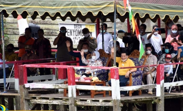 ﻿﻿Bupati Kobar, Nurhidayah saat menghadiri acara lomba perahu Kentinting di Desa Penyombaan. Foto: PROKOM