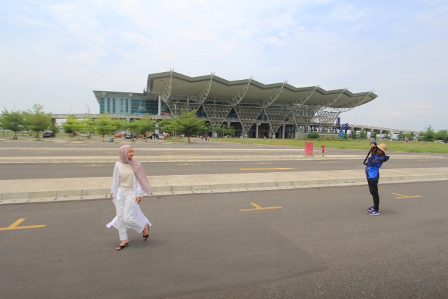 Pengunjung berfoto di kawasan bandara Kertajati Majalengka, Jawa Barat. Foto: Dedhez Anggara/Antara Foto