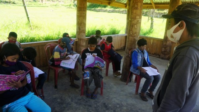Siswa SD di Mamasa, Sulawesi Barat, belajar di perpustakaan desa. Foto: Frendy/sulbarkini