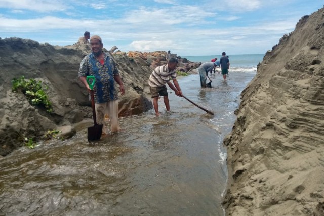 Muara Sungai Dangkal, Warga Aceh Barat Keruk Pasir Pantai Pakai Cangkul (107684)
