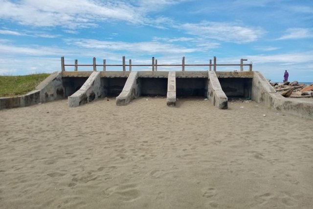 Muara Sungai Dangkal, Warga Aceh Barat Keruk Pasir Pantai Pakai Cangkul (107686)
