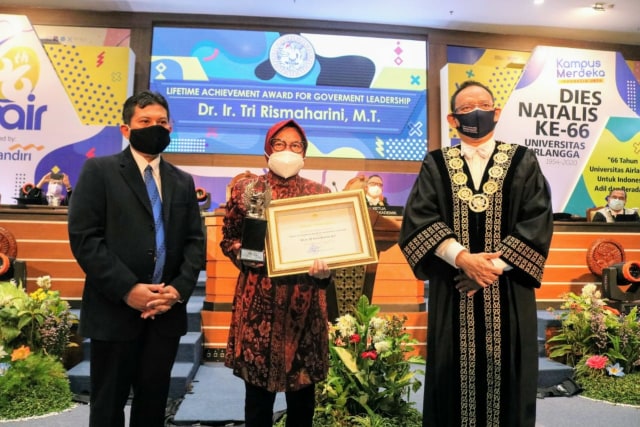 Wali Kota Risma Terima Penghargaan Lifetime Achievement Award Dari ...