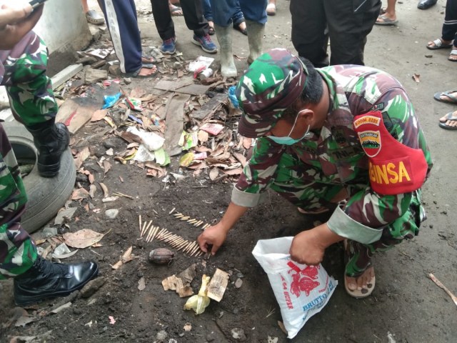 Polisi saat mengamankan 1 Granat Nanas dan 58 Amunisi di Kabupaten Deli Serdang, Sumatera Utara. Foto: Dok. Istimewa