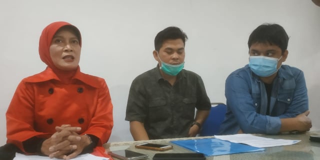 Tatik Suwartiatun (kiri), mantan istri bos Sardo Swalayan, Imron Rosyadi. Foto: Ulul Azmy