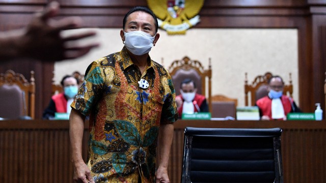 Saksi selaku terpidana kasus cessie Bank Bali Djoko Tjandra bersiap memberikan kesaksian dalam sidang lanjutan Pinangki Sirna Malasari, di Pengadilan Tipikor, Jakarta, Senin (9/11). Foto: Sigid Kurniawan/ANTARA FOTO
