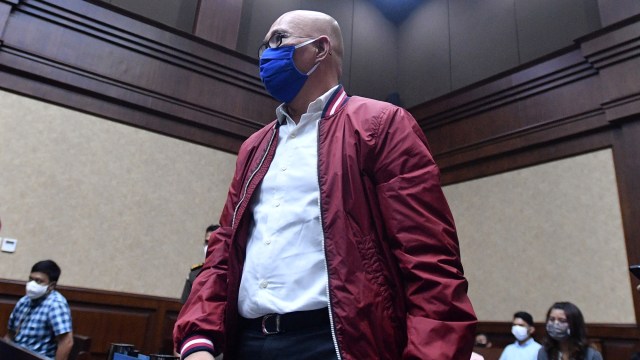 Seorang pengusaha, Rahmat, bersiap memberikan kesaksian dalam sidang kasus Djoko Tjandra dengan terdakwa Pinangki Sirna Malasari di Pengadilan Tipikor, Jakarta, Senin (9/11). Foto: Sigid Kurniawan/ANTARA FOTO