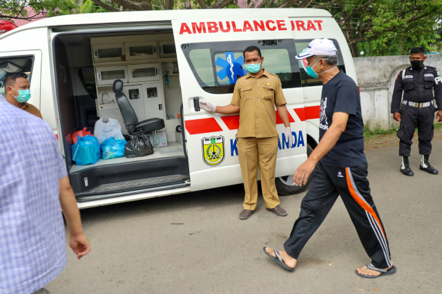 Pasien sembuh dari corona di Aceh usai menjalani perawatan di RSUDZA hendak masuk ke ambulans untuk diantar pulang ke rumahnya, (13/4). Foto: Suparta/acehkini