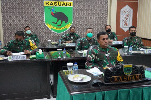 Tampak Kasdam XVIII/Kasuari, Brigjen TNI Ferry Zeinsedang mengikuti rapat secara online. Foto: Istimewa