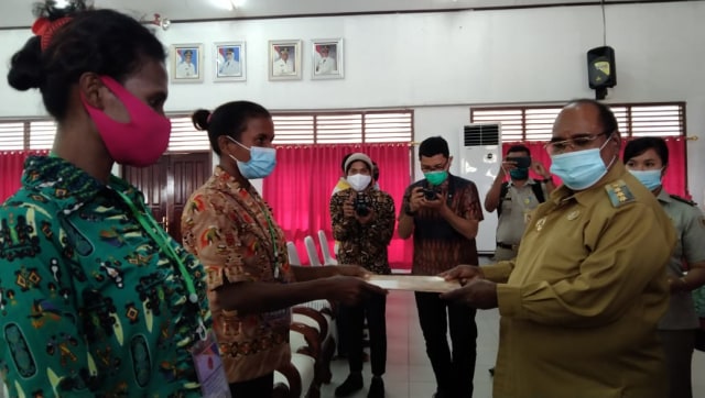 Wali Kota Sorong menyerahkan sertifikat tanah secara simbolis kepada warga dari Distrik Kepulauan, Kota Sorong, Senin (9/11), foto : Yanti
