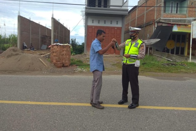 Polisi Bagi 37 Ribu Lembar Masker Selama Operasi Zebra Seulawah 2020 di Aceh (36696)