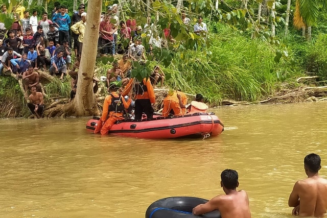 Tim SAR bersama warga setempat mencari korban yang hilang tenggelam di sungai. Korban ditemukan dalam kondisi meninggal. Foto: Basarnas Banda Aceh