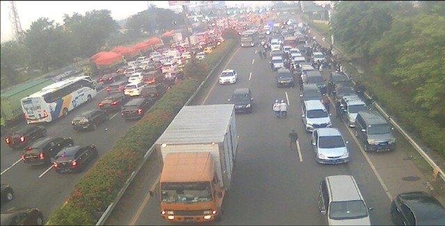 Kondisi arus lalu lintas menuju  Bandara Soekarno Hatta. Foto: Twitter/@PTJASAMARGA