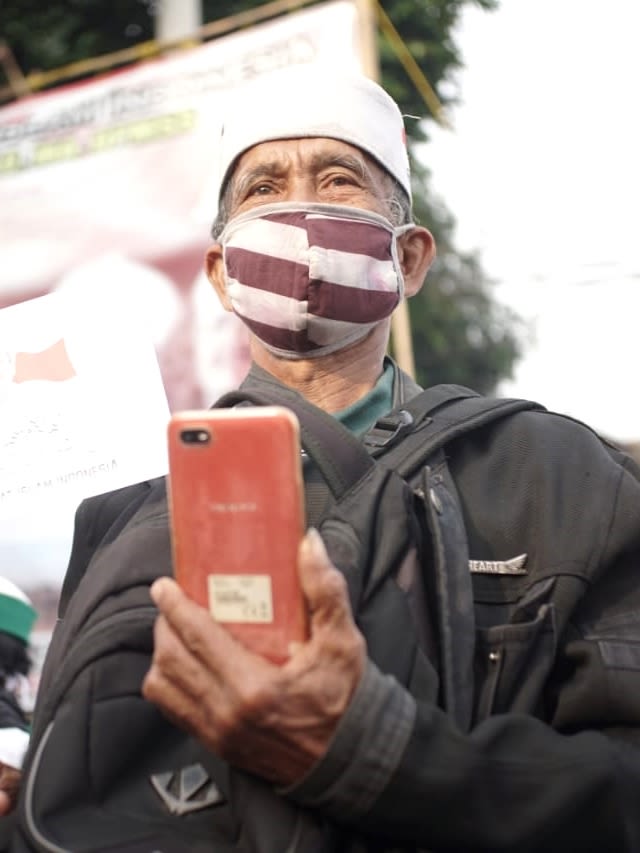 Salah satu warga yang menyambut kedatangan Habib Rizieq Syihab di Petamburan. Foto: Iqbal Firdaus/kumparan