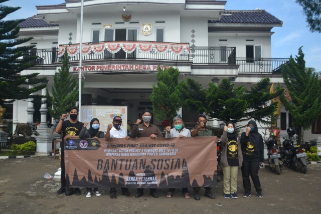 Mahasiswa FKH IPB University Salurkan Bantuan ke Desa Petir Bogor