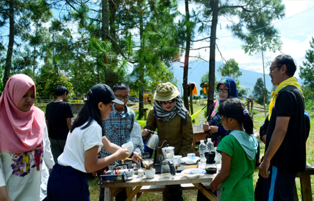 Bosan Ngopi di Cafe? Yuk, Coba Ngopi di Camp Area (20174)