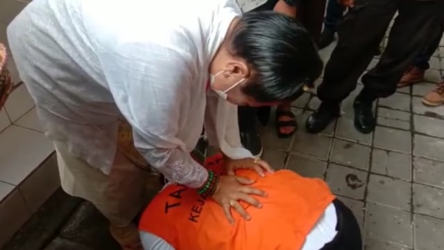 Momen Jerinx Sujud dan Cium Kaki Ibunya yang Menangis di PN Denpasar (342156)