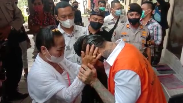 Terdakwa kasus ujaran kebencian Jerinx mencium kaki Ibunya di Pengadilan Negeri Denpasar, Bali, Selasa (10/11). Foto: Dok. Istimewa