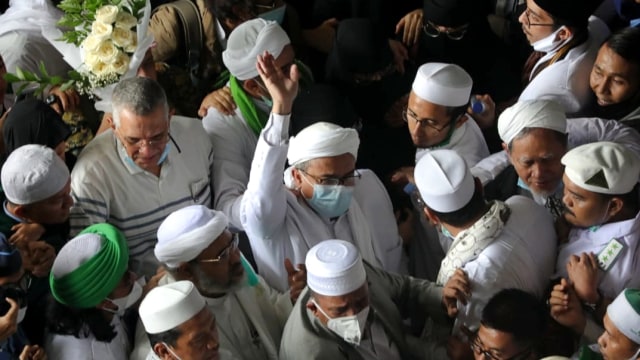 Habib Rizieq Syihab melambaikan tangan setibanya di Bandara Soekarno Hatta, Tangerang, Selasa (10/11). Foto: Aditya Noviansyah/kumparan